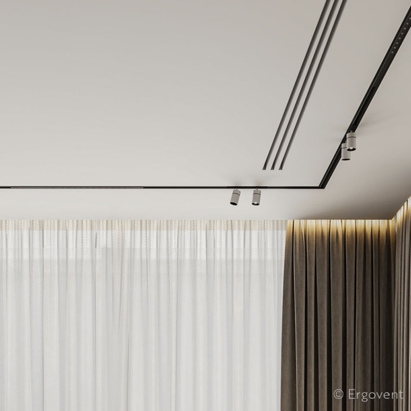 Třístěrbinová vyústka v ložnici s závěsy